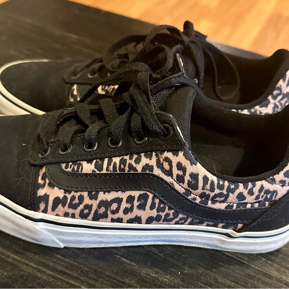 VANS  Black Canvas Animal Print Lace Up Low Top Shoes Women’s Sz. 8